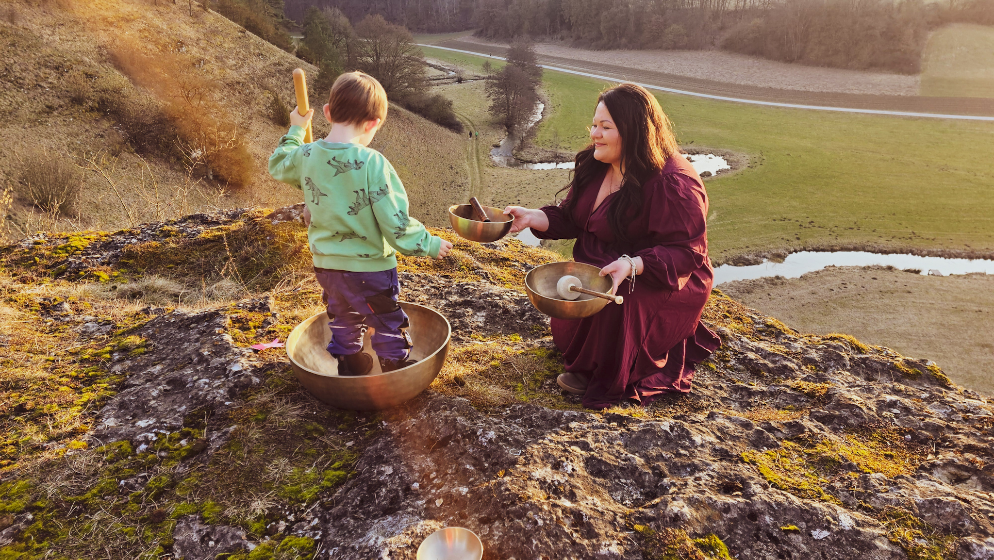 Klangschale mit Kind, Bild 1