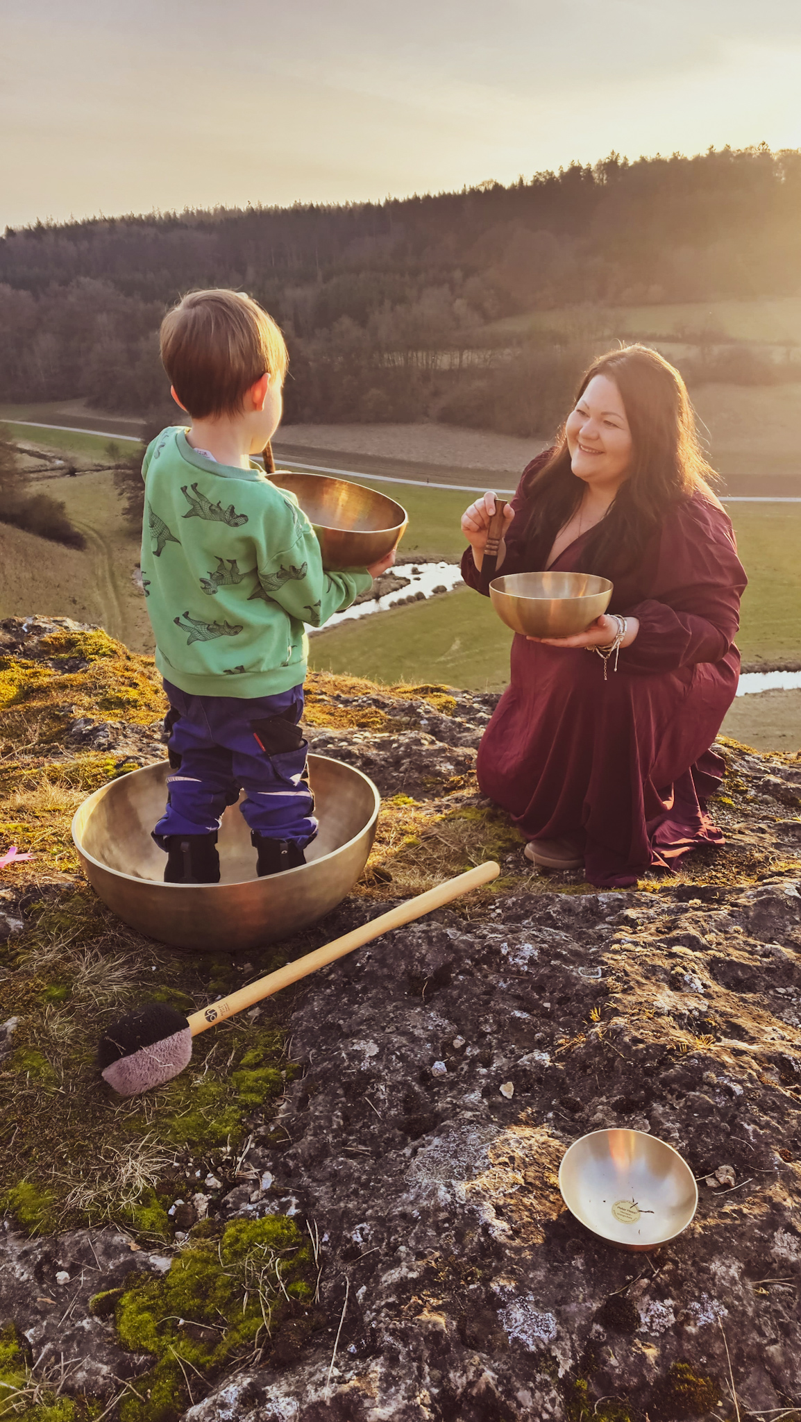 Klangschale mit Kind, Bild 2